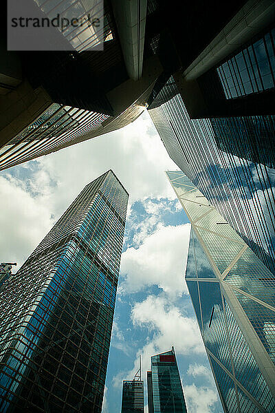 Blick auf moderne Wolkenkratzer vor bewölktem Himmel in Hongkong