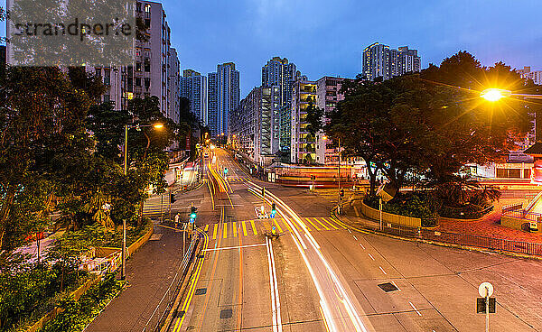 Blick auf Lichtspuren in einer Straße in Hongkong