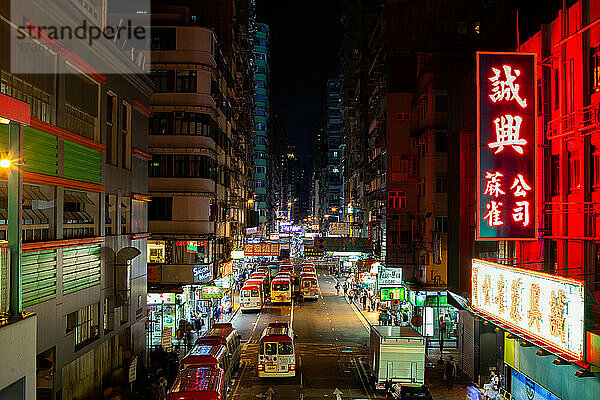 Blick auf den Verkehr auf der Straße bei Nacht  Hongkong