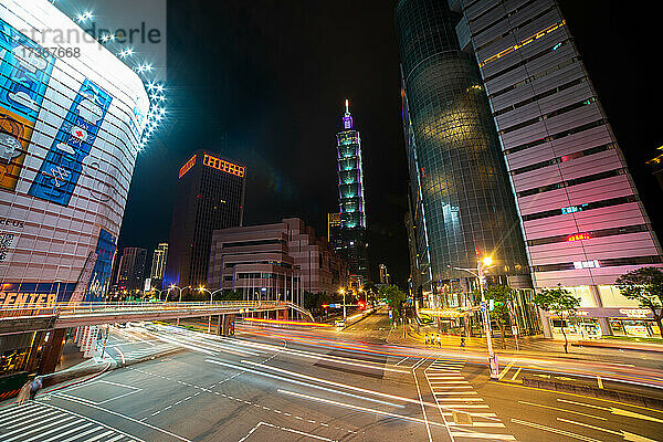 Verkehr auf der Straße mit dem Gebäude Taipei 101 im Hintergrund  Taiwan
