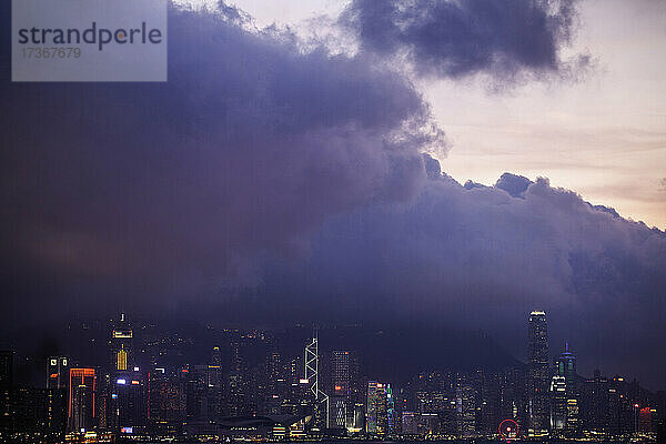Blick auf eine beleuchtete Stadtlandschaft mit Wolkenkratzer in der Nähe des Victoria Harbour in Hongkong