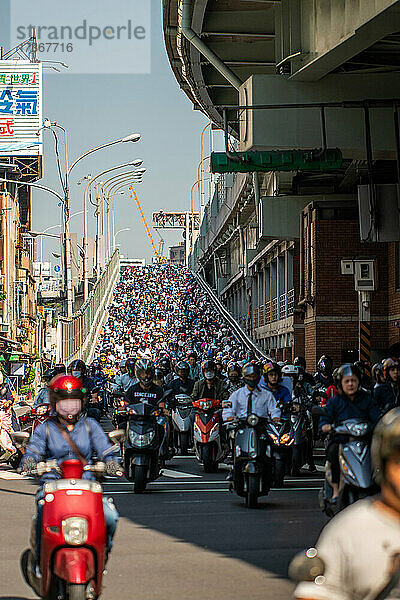 Schwerer Verkehr auf der Stadtbrücke  Taiwan