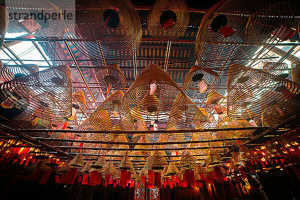 Weihrauchspulen auf dem Dach des Ma-Mo-Tempels in Hongkong  China