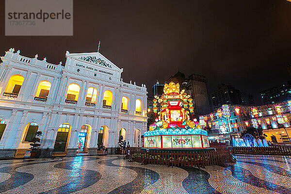 Blick auf das Heilige Haus der Barmherzigkeit auf dem Senado-Platz in Macau