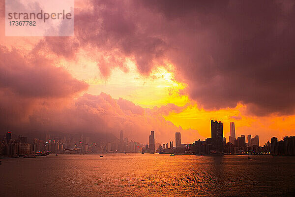 Blick auf die Skyline der Stadt unter den Gewitterwolken bei Sonnenuntergang  Hongkong  China