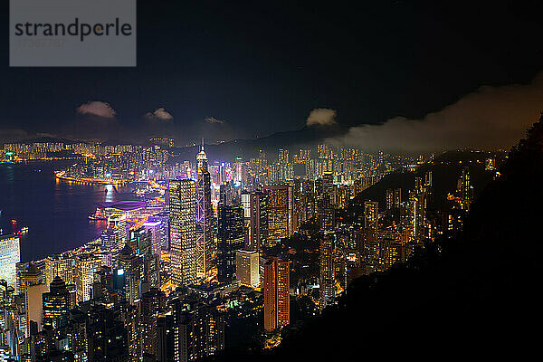 Luftaufnahme der beleuchteten Stadtlandschaft mit Victoria Harbour in Hongkong