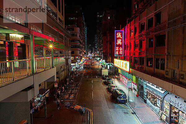 Blick auf den Verkehr auf der Straße bei Nacht  Hongkong
