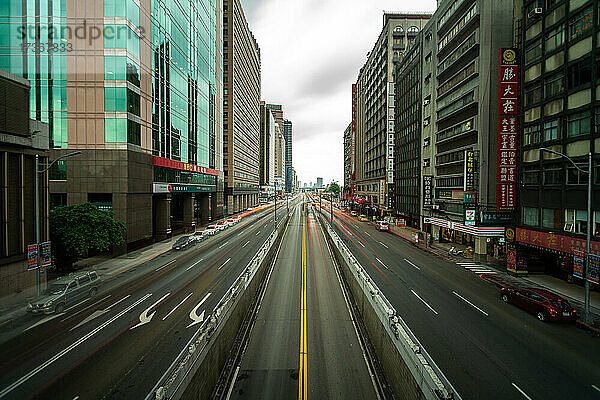 Blick auf eine Stadtlandschaft mit Fahrzeugen  die sich auf der Straße in Taiwan bewegen