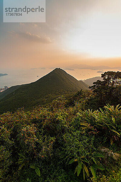 Blick auf einen Berg mit Meer im Hintergrund  Hongkong
