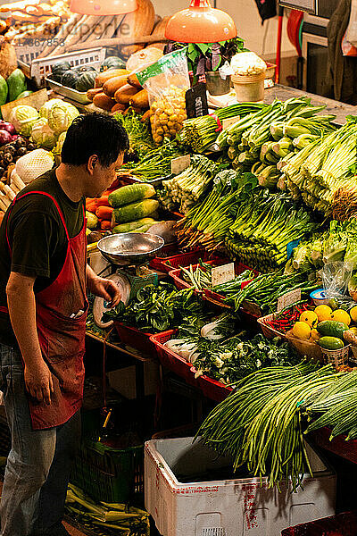 Mann verkauft Gemüse auf dem Markt  Macao
