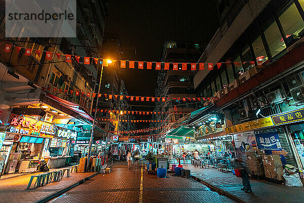 Wimpel mit der Flagge von Hongkong und China hängen über der Straße