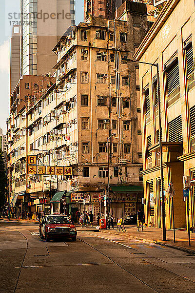Blick auf Wohngebäude mit fahrendem Auto auf der Straße  Hongkong