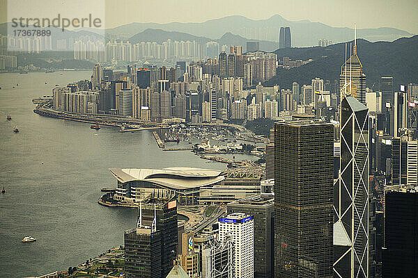 Blick auf eine Stadtlandschaft mit Bürogebäuden in der Nähe des Victoria-Hafens  Hongkong