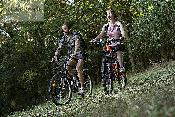 Junges Paar fährt Fahrrad im Wald