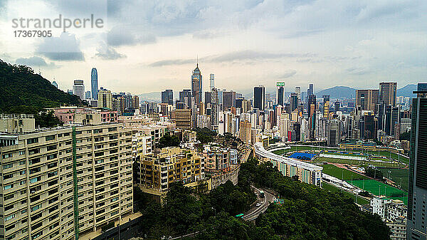 Blick auf eine moderne Stadtlandschaft mit Stadion in Hongkong