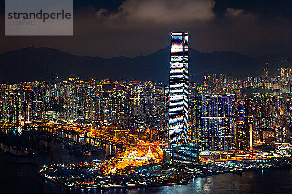 Blick auf eine beleuchtete Stadtlandschaft mit Wolkenkratzer in der Nähe des Victoria Harbour in Hongkong
