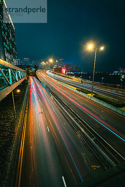 Langzeitbelichtung des fließenden Verkehrs auf der Brücke in der Abenddämmerung  Hongkong