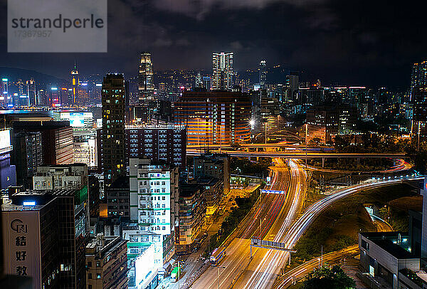 Blick auf eine Stadtlandschaft mit Verkehr auf der Straße bei Nacht  Hongkong