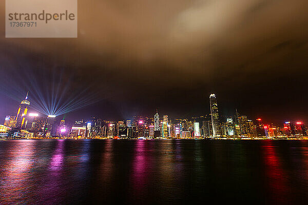 Blick auf das Stadtbild von Hongkong mit Victoria Harbour bei Nacht