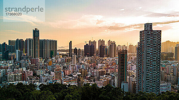 Blick auf eine moderne  belebte Stadtlandschaft mit Wohngebäuden in Hongkong