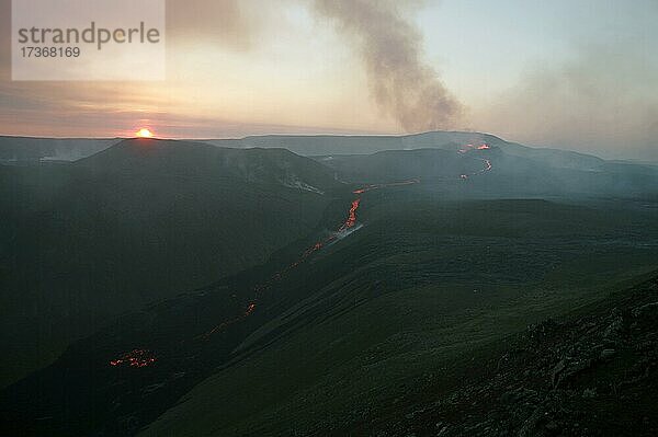 Vulkan mit Lavafontänen  Fagradalsfjall  Reykjanes  Grindavik  Island  Europa