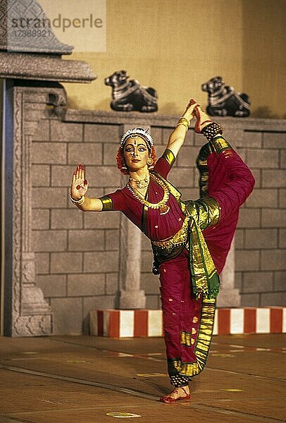 Bharatnatyam  Klassischer Tanz im Nataraja-Tempel in Perur in Coimbatore  Tamil Nadu  Indien  Asien