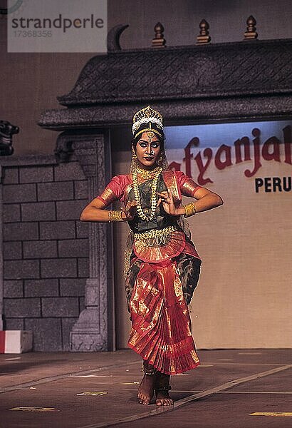 Bharatnatyam  Klassischer Tanz im Nataraja-Tempel in Perur in Coimbatore  Tamil Nadu  Indien  Asien