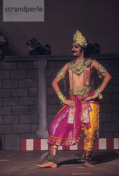 Bharatnatyam-Tanzdrama  Klassischer Tanz im Nataraja-Tempel in Perur in Coimbatore  Tamil Nadu  Indien  Asien