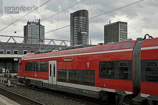 Hauptbahnhof mit Nahverkehrszug  Dortmund  Ruhrgebiet  Nordrhein-Westfalen  Deutschland  Europa