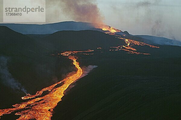 Akiver Vulkan  Lava strömt talwärts  Rauch  Dampf  Fagradalsfjall  Reykjanes  Grindavik  Island  Europa