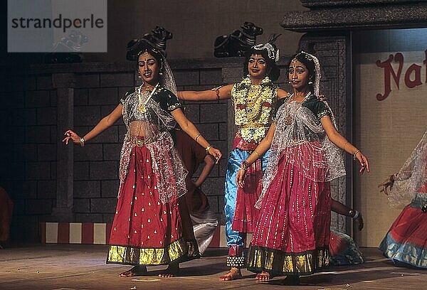 Bharatnatyam-Tanztheater  Klassischer Tanz im Nataraja-Tempel in Perur in Coimbatore  Tamil Nadu  Indien  Asien