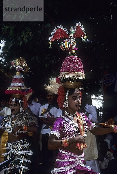 Volkstänzerin balanciert Karagam-Topf auf dem Kopf in Madurai  Tamil Nadu  Indien  Asien