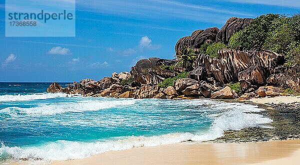 Meeresbrandung am Strand Grand Anse  La Digue  Seychellen  La Digue  Seychellen  Afrika