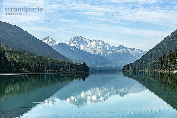 Duffey Lake  schneebedeckte Berge siegeln sich in einem See  Joffrey Peak und Mount Matier  Duffey Lake Provincial Park  British Columbia  Kanada  Nordamerika