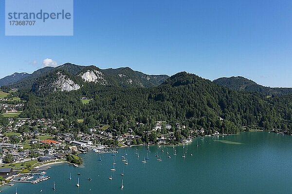 Drohnenaufnahme  Sankt Gilgen am Wolfgangsee mit Plombergstein  Salzkammergut  Land Salzburg  Österreich  Europa