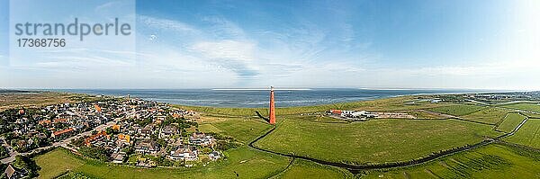 Große Panorama Drohnenaufnahme vom Leuchtturm Huisduinen  genannt die lange Jaap mit dem Ort Neu Den Helder  einem Bewässerungskanal im Vordergrund und der Nordsee im Hintergrund  Nieuw Den Helder  Huisduinen  Provinz Nordholland  Niederlande  Europa
