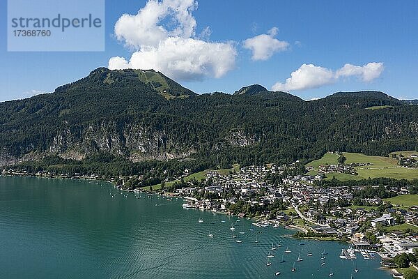 Drohnenaufnahme  Sankt Gilgen am Wolfgangsee mit Zwölferhorn  Salzkammergut  Land Salzburg  Österreich  Europa