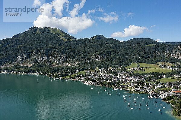 Drohnenaufnahme  Sankt Gilgen am Wolfgangsee mit Zwölferhorn  Salzkammergut  Land Salzburg  Österreich  Europa