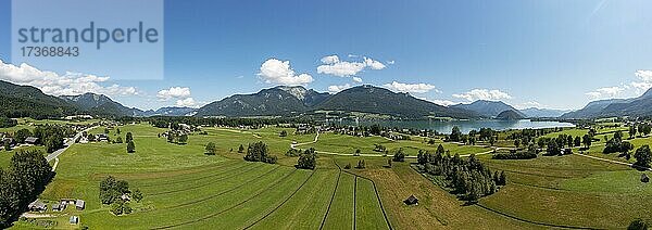 Drohnenaufnahme  Blick von Abersee nach Sankt Wolfgang mit Schafberg  Wolfgangsee  Salzkammergut  Land Salzburg  Österreich  Europa