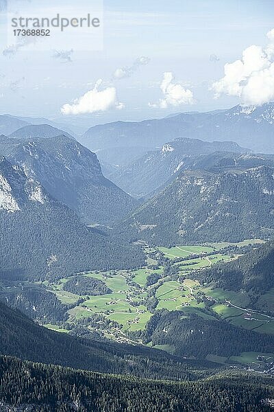 Berglandschaft  Täler mit Bergen  Kramerlehen  Berchtesgaden  Bayern  Deutschland  Europa