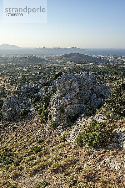 Blick über die Insel aufs Meer  Hügel  hinten Insel Kalymnos  Ausblick von der Burg Paleo Pyli  Kos  Dodekanes  Griechenland  Europa