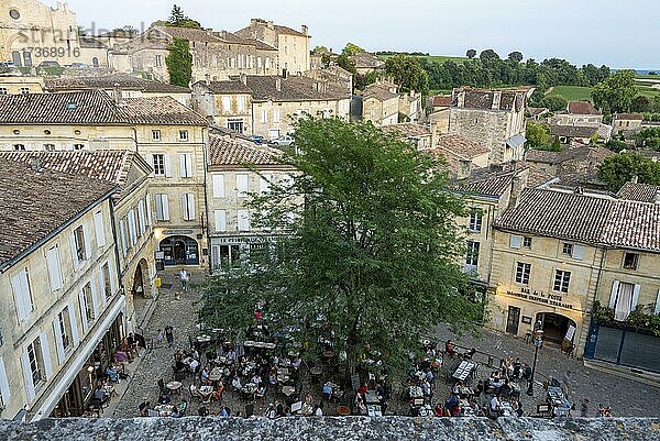 Touristen sitzen an Tischen  Altstadt von Saint Emilion  gehört zum Unesco-Welterbe  Saint-Émilion  Département Gironde  Nouvelle-Aquitaine  Frankreich  Europa