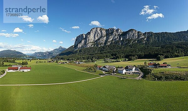 Drohnenaufnahme  Drachenwand mit Schafberg im Mondseeland  Agrarlandschaft bei Sankt Lorenz  Mondsee  Salzkammergut  Oberösterreich  Österreich  Europa