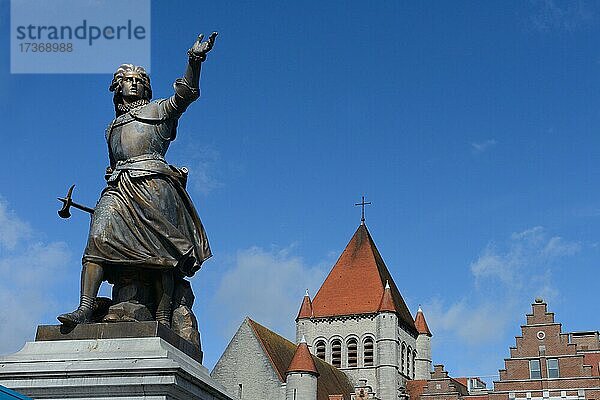 Denkmal der Christine de Lalaing Princesse d' Espinoy und Kirche Saint-Quentin  Tournai  Provinz Hennegau  Wallonien  Belgien  Europa