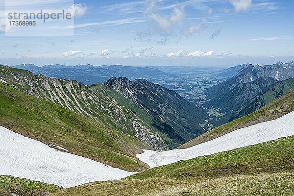 Blick in das Trettachtal bei Oberstdorf  Allgäuer Alpen  Allgäu  Bayern  Deutschland  Europa