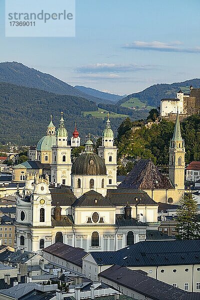 Stadtansicht mit Kollegienkirche  Franziskanerkirche und Salzburger Dom  Salzburg  Land Salzburg  Österreich  Europa