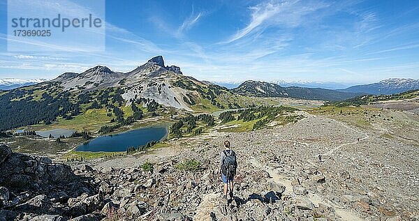 Wanderer auf Wanderweg zur Panorama Ridge  Blaue Seen vor dem vulkanischen Berg Black Tusk  Panorama Ridge  Garibaldi Provincial Park  British Columbia  Kanada  Nordamerika