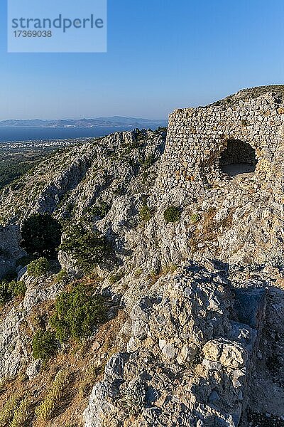 Blick über die Insel aufs Meer  Burgruinen der Burg Paleo Pyli  Kos  Dodekanes  Griechenland  Europa