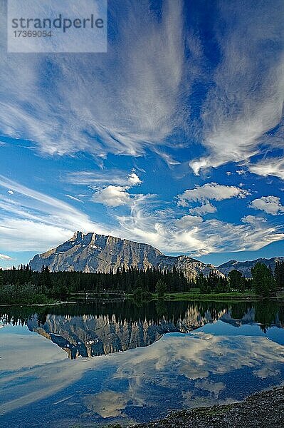 Bergseemassiv spiegelt sich in Bergsee  Abendstimmung  Banff  Nationalpark  Rocky Mountains  Alberta  Kanada  Nordamerika