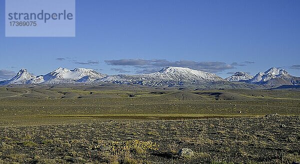 Blick zu den verschneiten Bergen des Kerlingarfjöll  Piste F35  Suðurland  Island  Europa